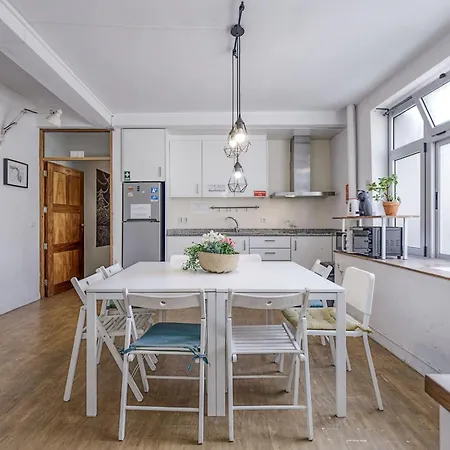 Travel & Live Hostel