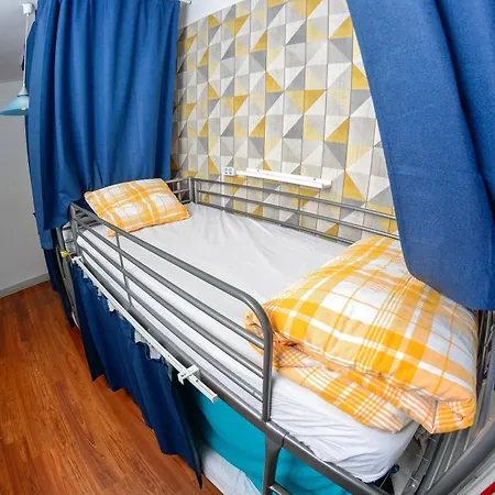 Hostel Travel & Live