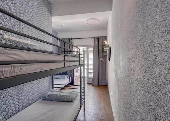 Travel & Live Hostal Oporto